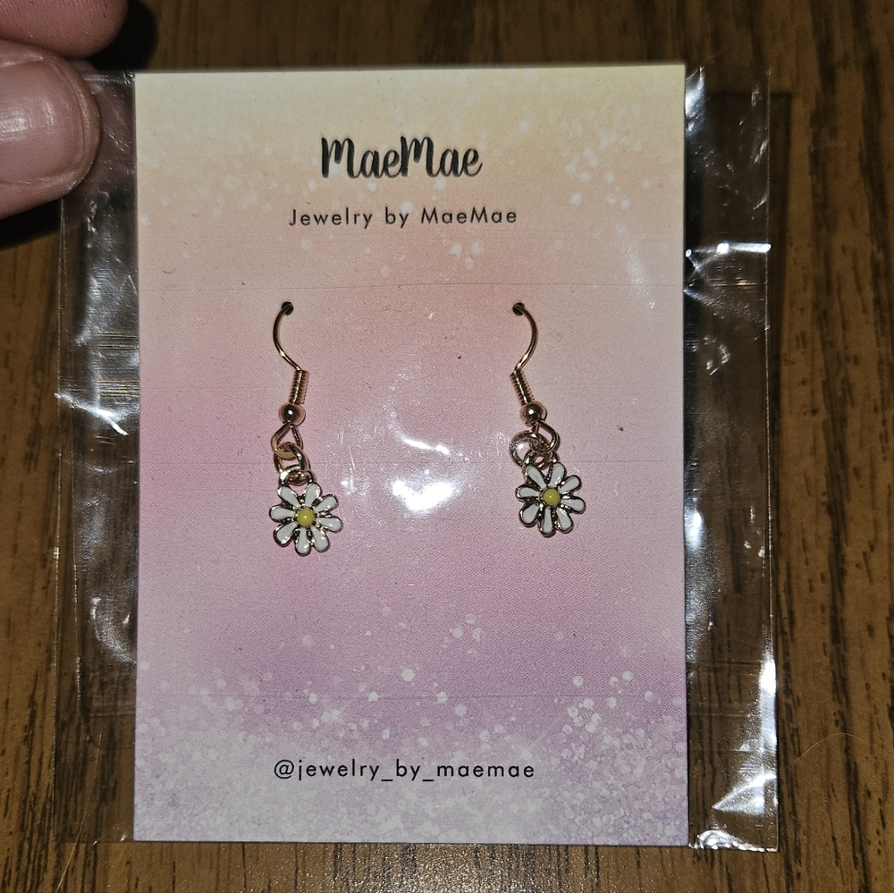 Dainty  Daisy Dangly Earrings BNIB